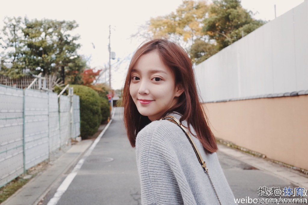 歌手汪小敏春晚后玩滑雪 网友：让我教你哦(图)