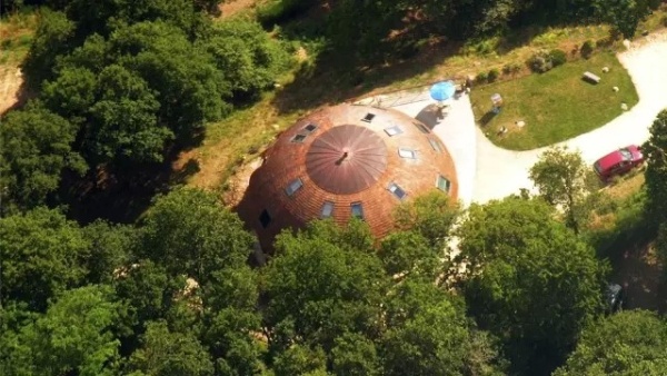 酷炫自转的UFO小木屋