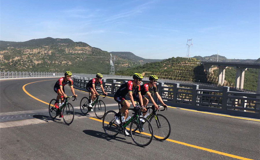 原创【CRI看山西-列表】【中首焦点图】【2019环太原自行车-焦点图】【首页标题】环太原国际公路自行车赛参赛各车队全力备战 【内容页标题】世界自行车骑手齐聚龙城太原 全力备战2019环太原国际公路自行车赛