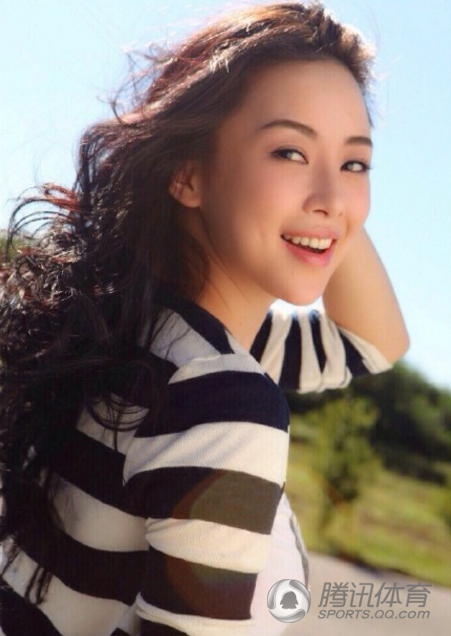 潘晓婷烈焰红唇秀魅惑 太有范