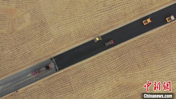 タクラマカン砂漠貫く砂漠道路、来年5月には開通の見込み　新疆_fororder_FOREIGN202106031434000161313369969