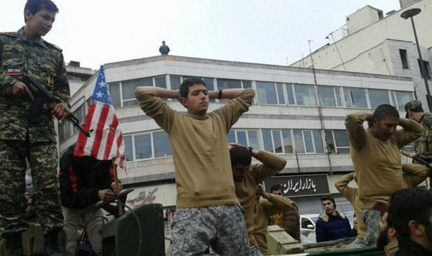 伊朗花车游行 重现美军士兵下跪投降