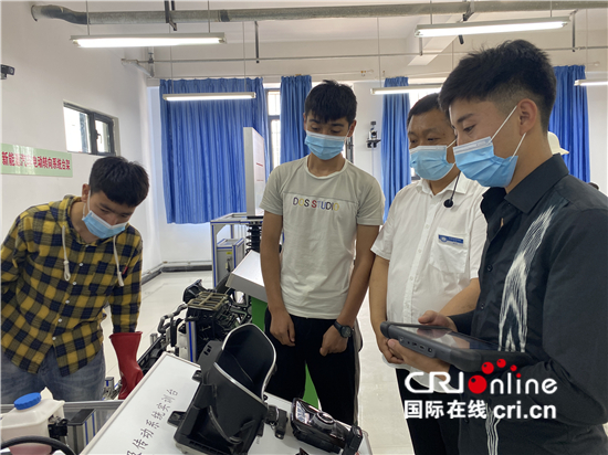 （外籍记者新疆行）能工巧匠的摇篮 走进新疆和田技师学院_fororder___172.100.100.3_temp_9500027_1_9500027_1_1_9453948d-b404-4b45-8a94-7d8ba19723a1