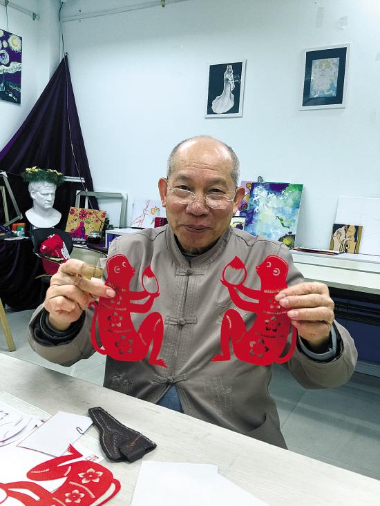 69岁老人剪纸50余年 自创“蝴蝶剪纸”法