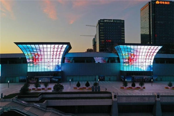 【原创】“泉城新夜宴”裸眼3D对称式双屏亮相济南_fororder_1