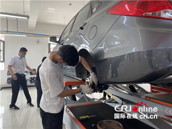 （外籍记者新疆行）能工巧匠的摇篮 走进新疆和田技师学院_fororder___172.100.100.3_temp_9500027_1_9500027_1_1_938eed8f-44f3-4e0d-9e4a-2e5dab20b09b