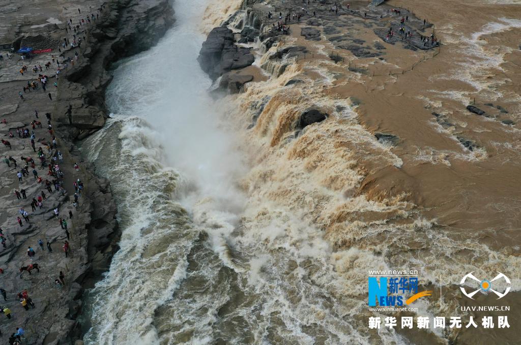 黄河壶口瀑布现“半清半浊”景观