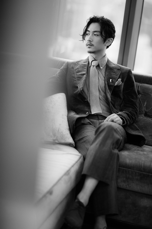 陈晓秋冬写真曝光 绿色丝绒质感西装文艺又复古