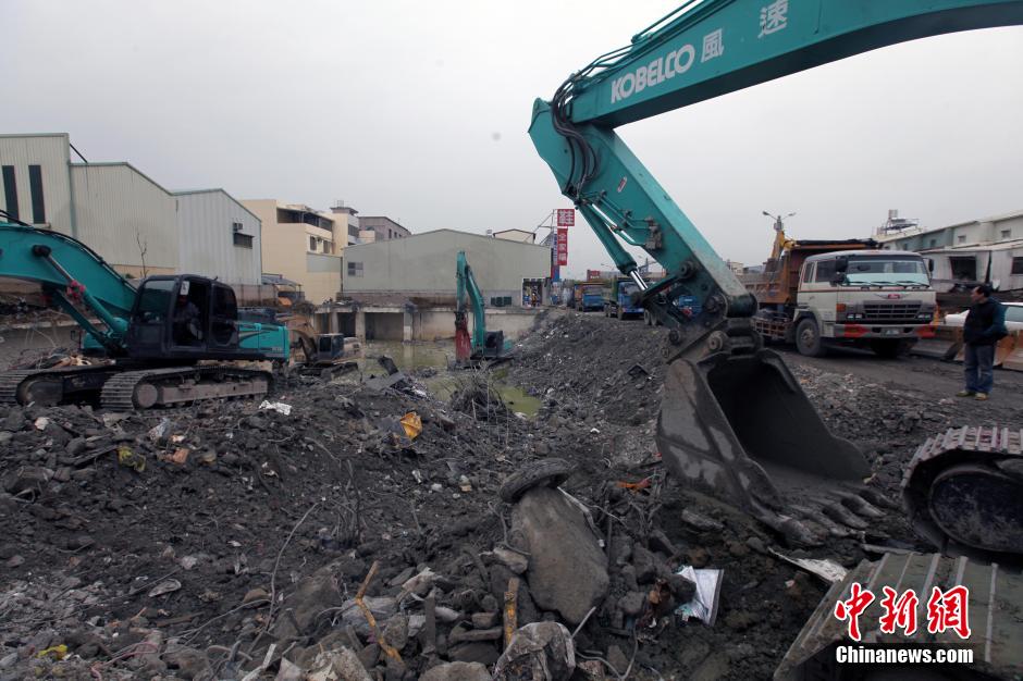 台南持续清理地震倒塌大楼地基