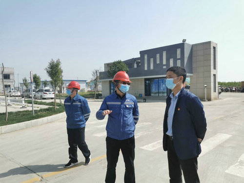 副书记,提名镇长候选人温世举(右一)到企业检查安全工作 摄影 张鹏