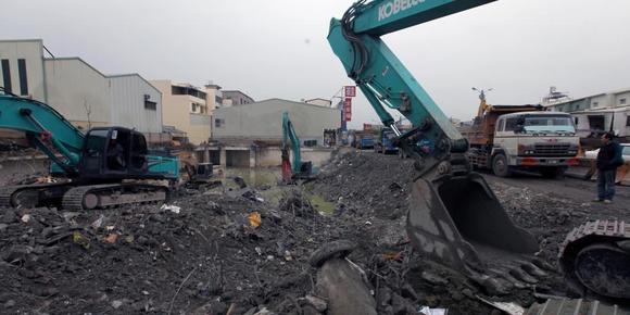 台南持续清理地震倒塌大楼地基