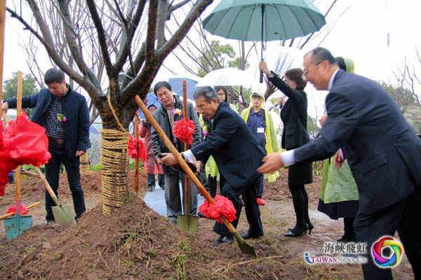 圖片默認(rèn)標(biāo)題_fororder_4 2016年12月，山森先生在眠牛山公園櫻花植樹(shù)儀式上