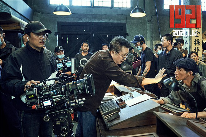 黄建新导演指导演员表演