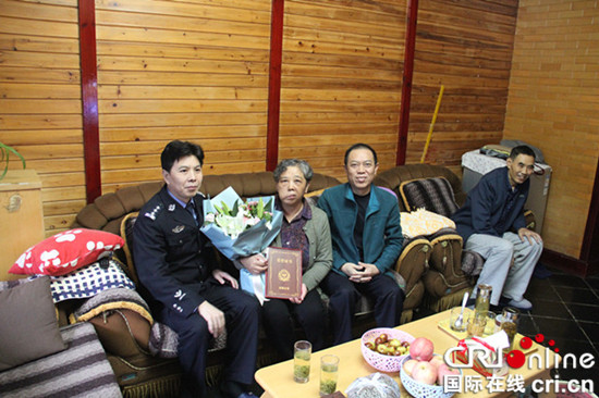 已过审【法制安全】巫溪县公安局登门为退休民警举行退休仪式