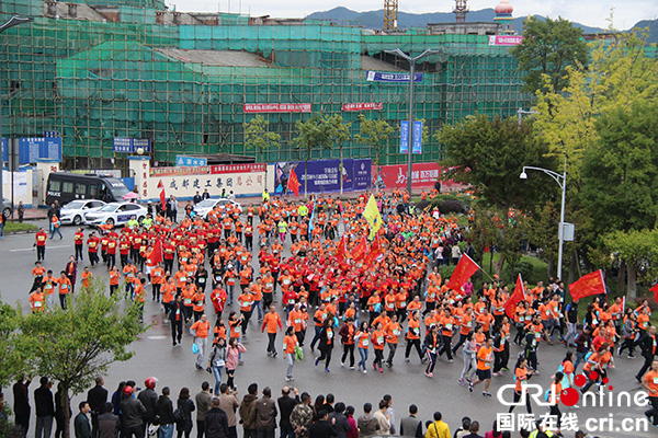 協會主席張容偉,南充市委常委,宣傳部部長何迎曉等領導出席開賽儀式