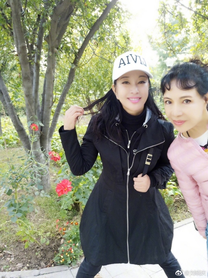 组图：刘晓庆假日游玩笑容灿烂 与妹妹拍照遭狗狗嫉妒飞扑