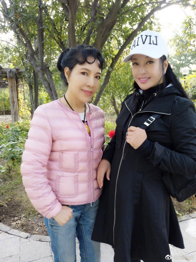 组图：刘晓庆假日游玩笑容灿烂 与妹妹拍照遭狗狗嫉妒飞扑