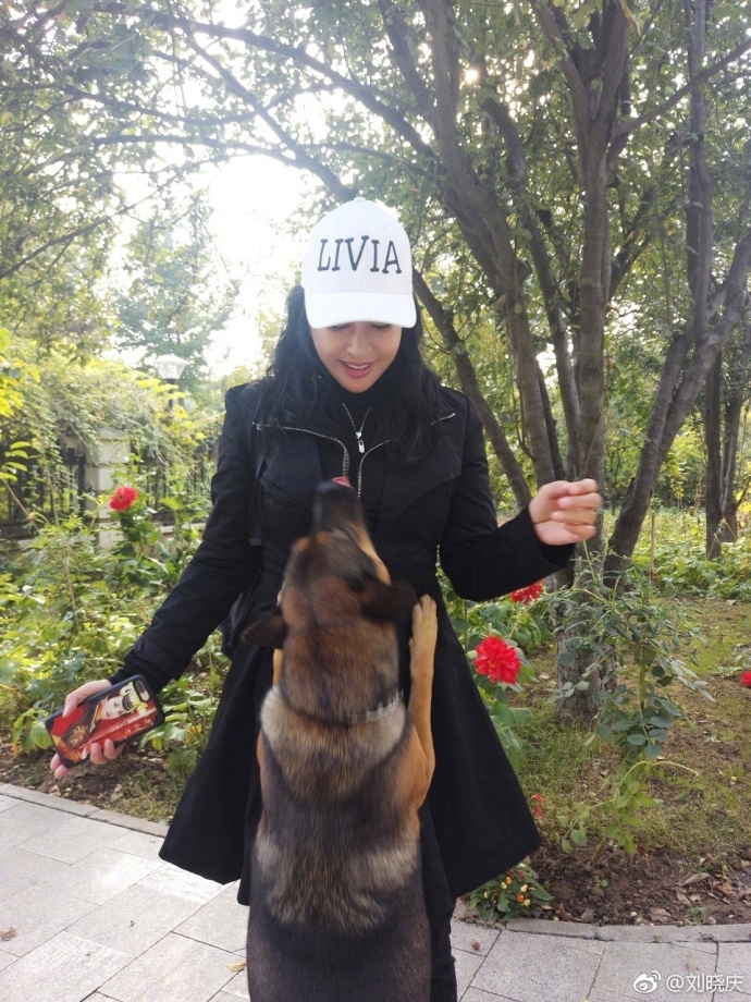 组图：刘晓庆假日游玩笑容灿烂 与妹妹拍照遭狗狗嫉妒飞扑