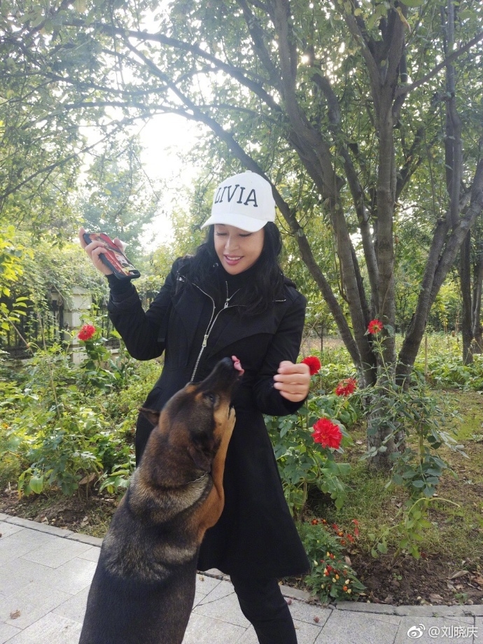 组图：刘晓庆假日游玩笑容灿烂 与妹妹拍照遭狗狗嫉妒飞扑