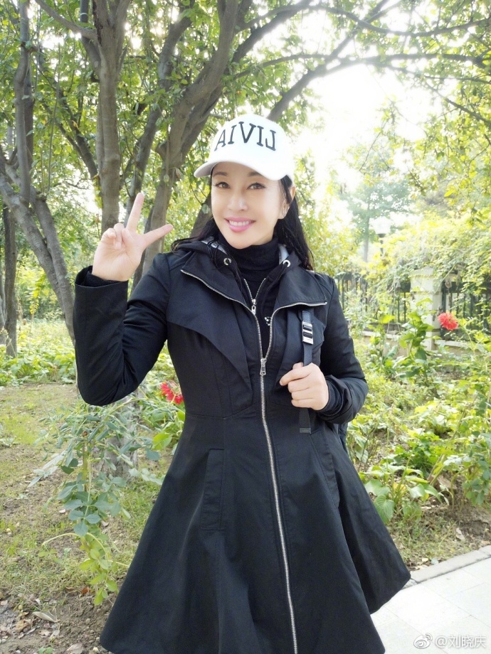 组图：刘晓庆假日游玩笑容灿烂 与妹妹拍照遭狗狗嫉妒飞扑