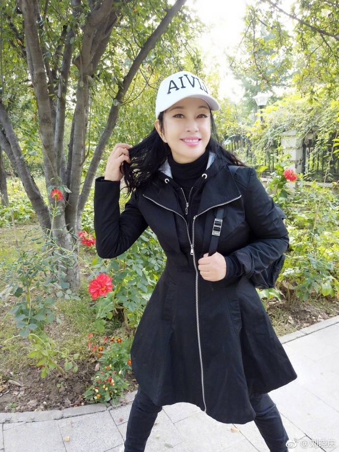 组图：刘晓庆假日游玩笑容灿烂 与妹妹拍照遭狗狗嫉妒飞扑