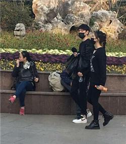 冯绍峰林允被拍牵手恋情曝光 揭星女郎林允喝酒抽烟早恋黑历史