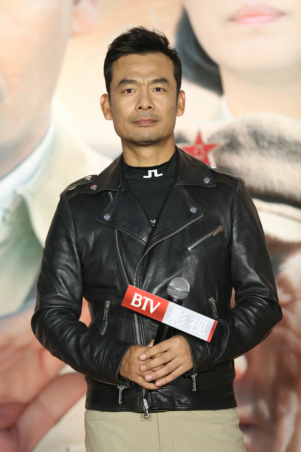 沸腾的群山剧组走进街道与观众互动