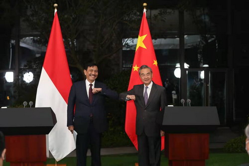 中国印尼高级别对话合作机制首次会议达成五点重要共识_fororder_2021年6月5日，国务委员兼外长王毅同印尼总统特使、对华合作牵头人卢胡特在贵阳共同主持中国印尼高级别对话合作机制首次会议，并共同会见记者。