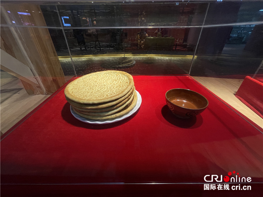 【外籍记者新疆行】馕——新疆饮食文化之魂_fororder_新疆馕展示.JPG