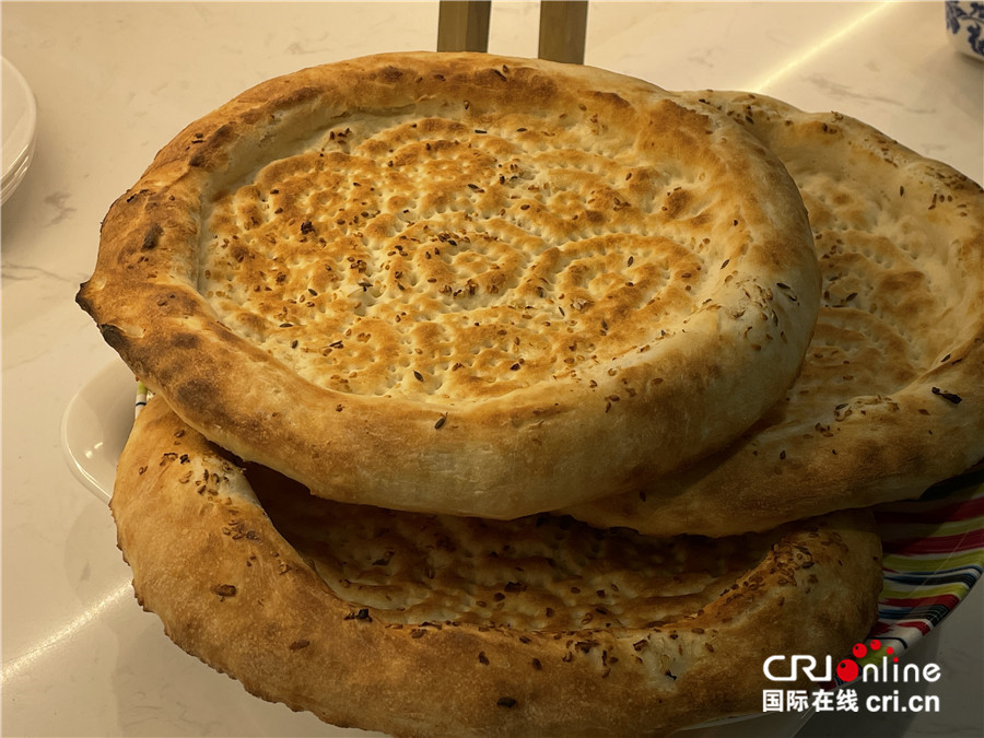 【外籍记者新疆行】馕——新疆饮食文化之魂_fororder_新鲜出炉的新疆馕.JPG