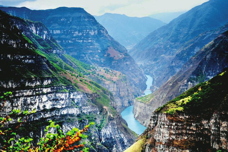 进入夏日 四川大渡河峡谷正以清凉美景迎接游人