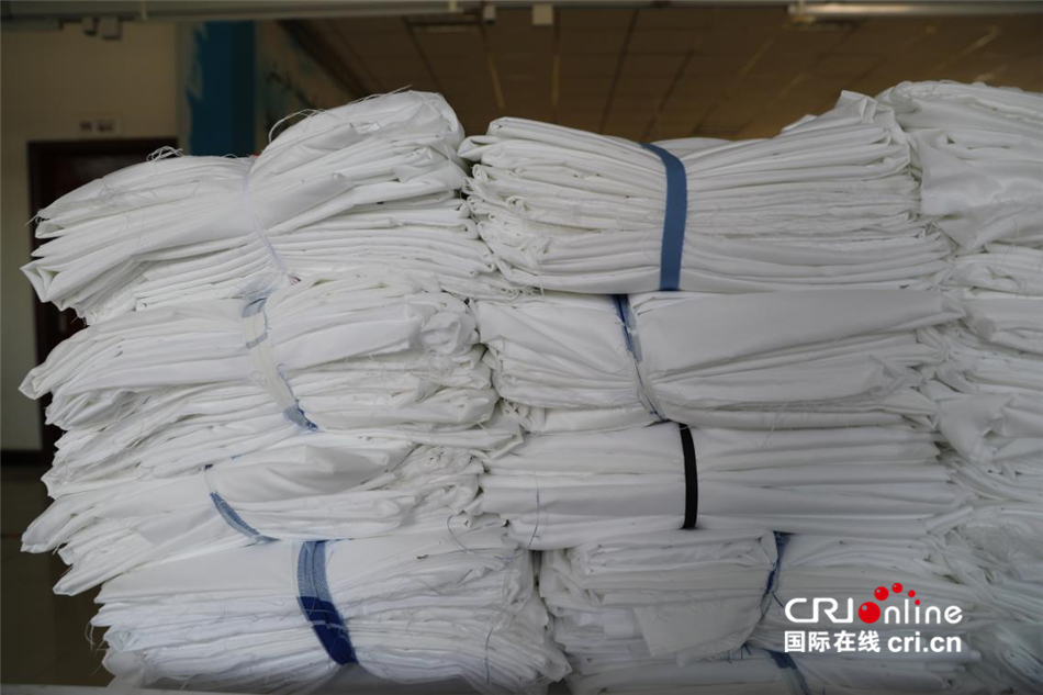 （外籍记者新疆行）出了家门进厂门——“卫星工厂”让妇女们工作生活两不误_fororder___172.100.100.3_temp_9500041_1_9500041_1_1_92d1b3db-57d8-49d5-9256-c9deb02c34d0