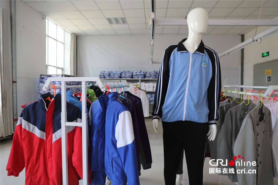 （外籍记者新疆行）出了家门进厂门——“卫星工厂”让妇女们工作生活两不误_fororder___172.100.100.3_temp_9500041_1_9500041_1_1_437adb8c-dedc-44cd-b2ec-c000e0eac51f