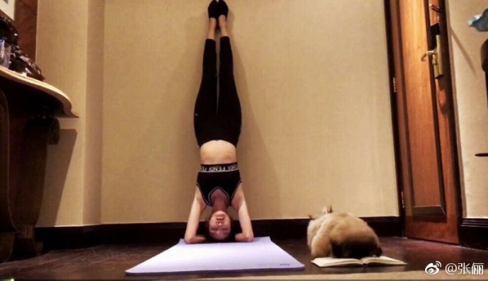 张俪健身长腿细腰笑容甜美