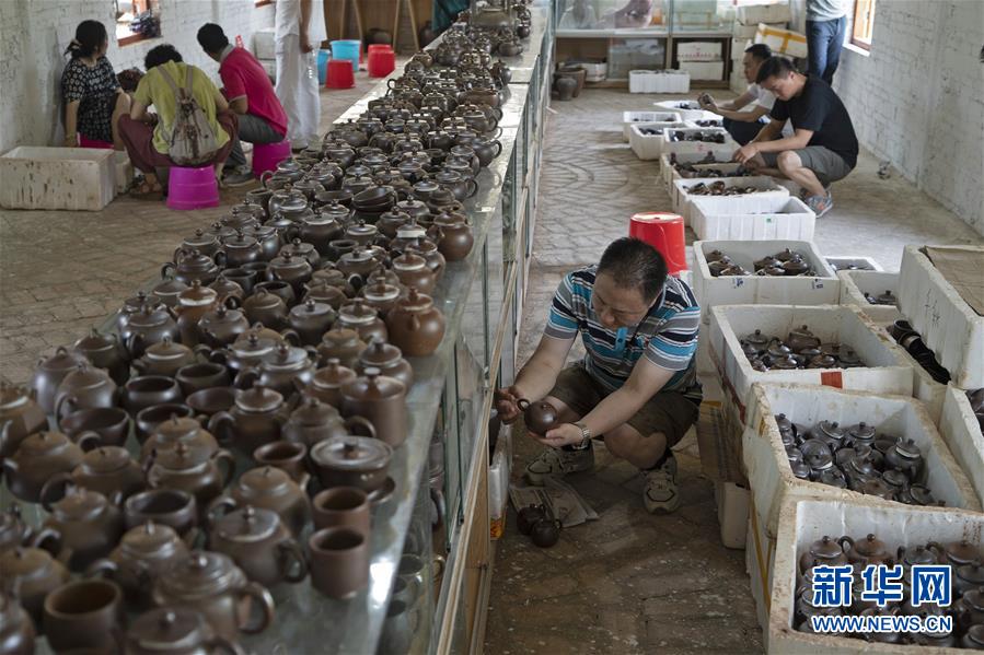 广西钦州：龙窑坭兴陶放光彩