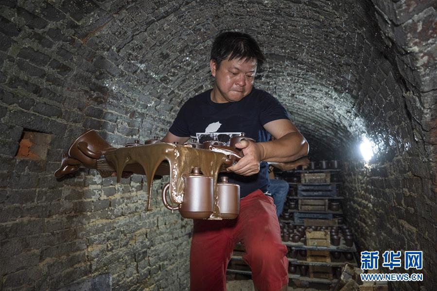 广西钦州：龙窑坭兴陶放光彩