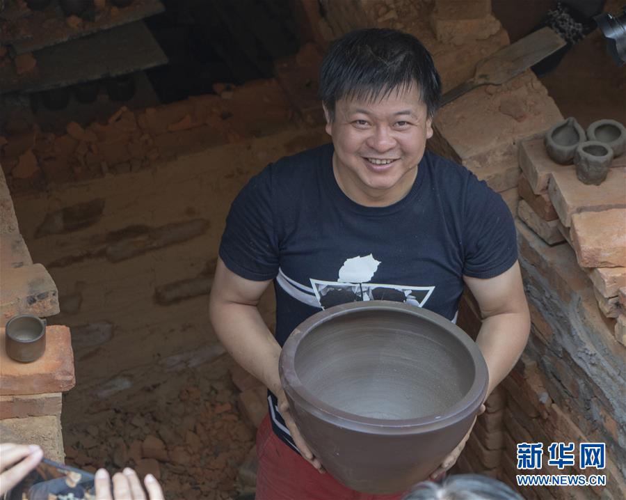 广西钦州：龙窑坭兴陶放光彩