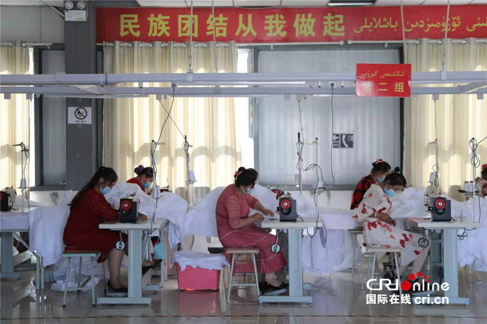 （外籍记者新疆行）出了家门进厂门——“卫星工厂”让妇女们工作生活两不误_fororder___172.100.100.3_temp_9500041_1_9500041_1_1_876a5014-61d8-4789-93f7-d31c5c8c6892