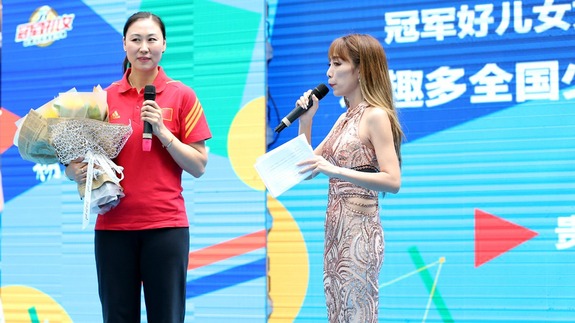 击剑奥运冠军李娜助力青少年艺体活动 与小朋友同台互动
