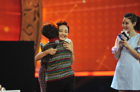 牛莉做客《明星同乐会》 演绎百变“莉”人