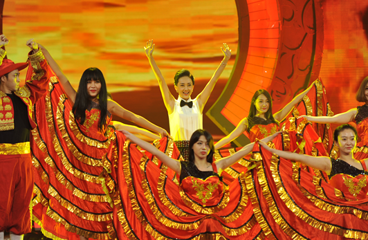 牛莉做客《明星同乐会》 演绎百变"莉"人