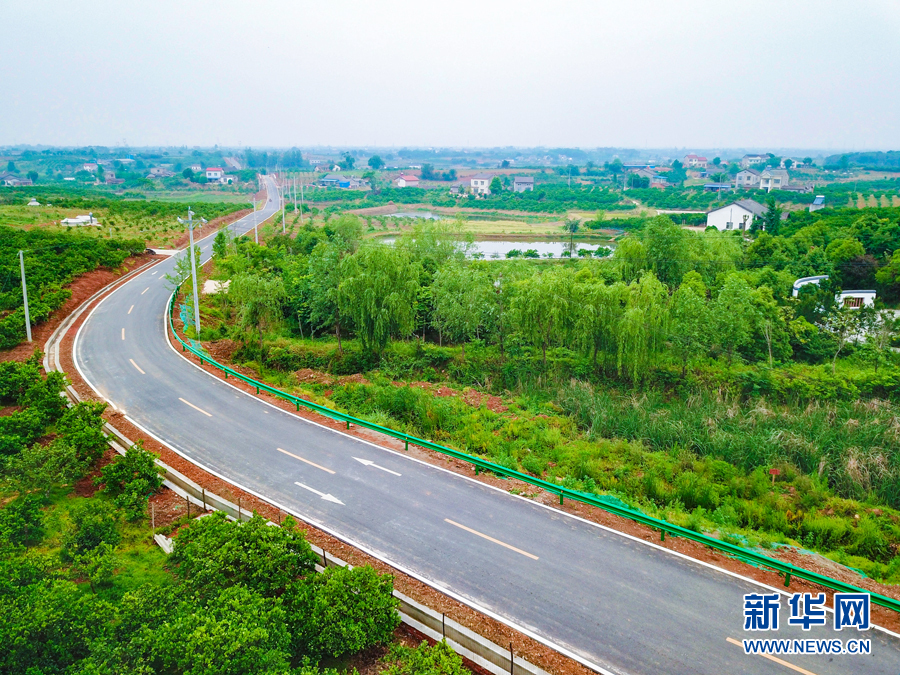 “四好农村路”串起乡村夏日美景