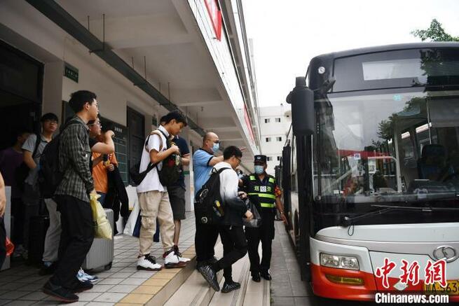 大学受験生を試験会場まで送り届ける「愛心バスチーム」　四川省成都_fororder_FOREIGN202106071534000089482864617