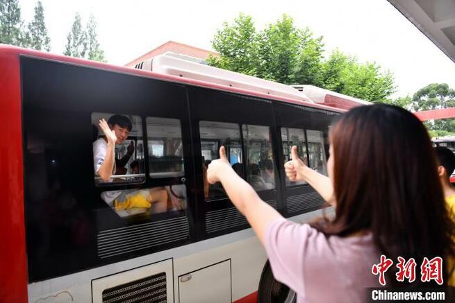 大学受験生を試験会場まで送り届ける「愛心バスチーム」　四川省成都_fororder_FOREIGN202106071534000081564957811