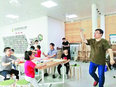 纸飞机飞进公园大课堂 网红老师教孩子们学折纸飞机