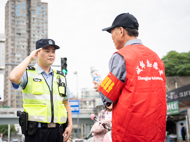 上阵父子兵：老徐与小徐并肩“战斗”为考生助力加油_fororder_微信图片_20210608103142