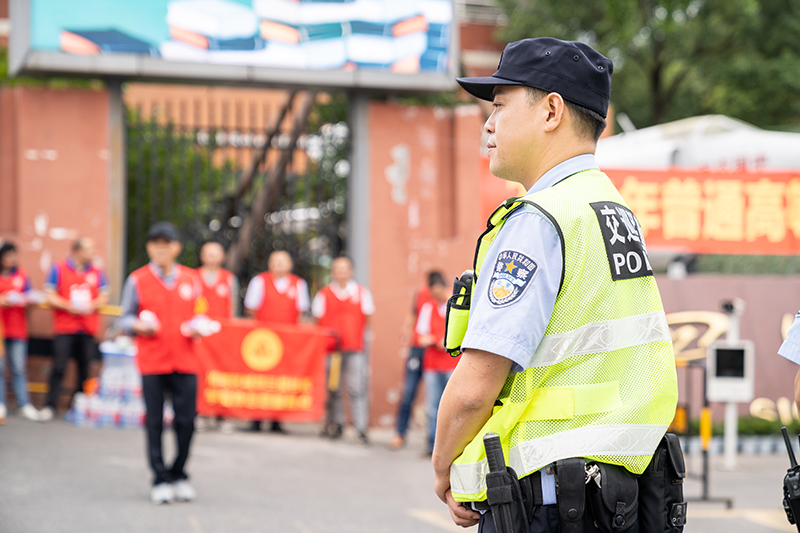 上阵父子兵：老徐与小徐并肩“战斗”为考生助力加油_fororder_微信图片_20210608103145