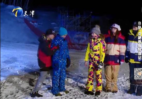 杨威遭滑雪教练推倒险骨折 罕见发怒欲罢录节目