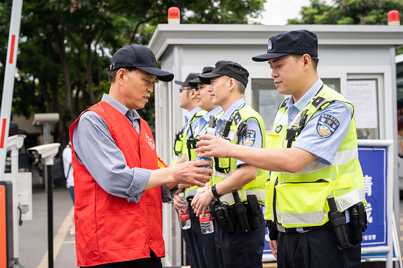 上阵父子兵：老徐与小徐并肩“战斗”为考生助力加油_fororder_微信图片_20210608103148