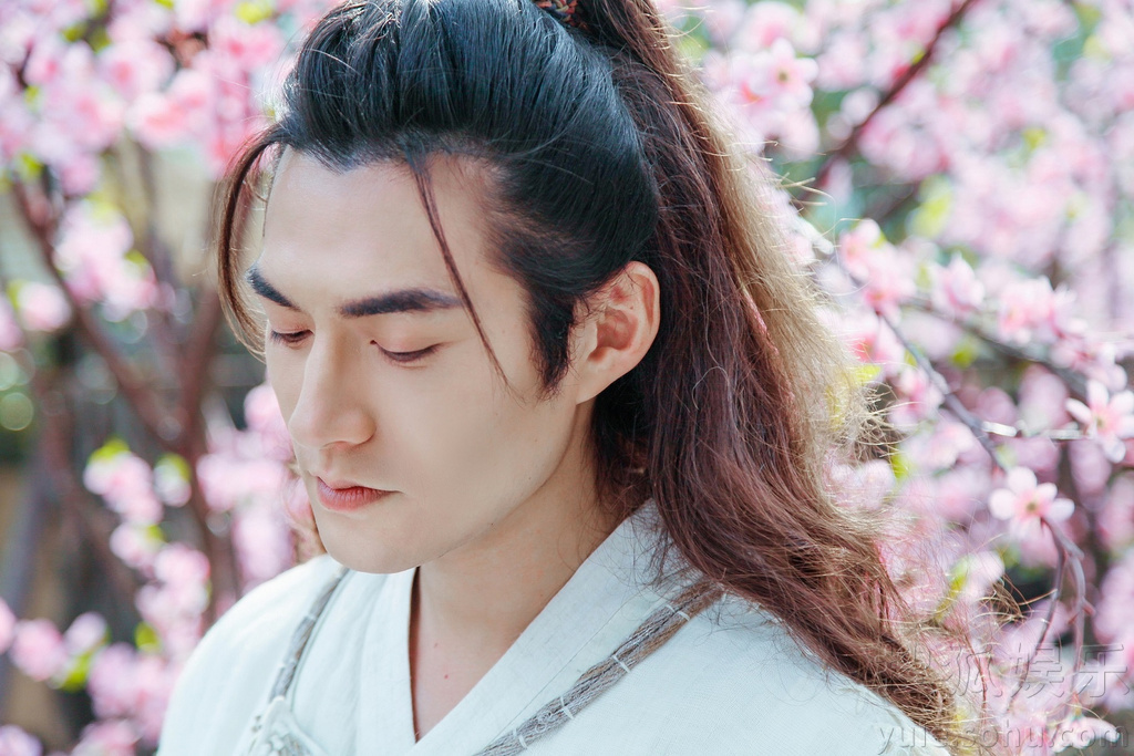 《新萧十一郎》热播 扮演者严屹宽帅气海报吸睛